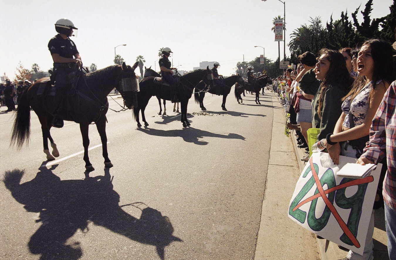 La policía a caballo confronta a los manifestantes de la Proposición 209.