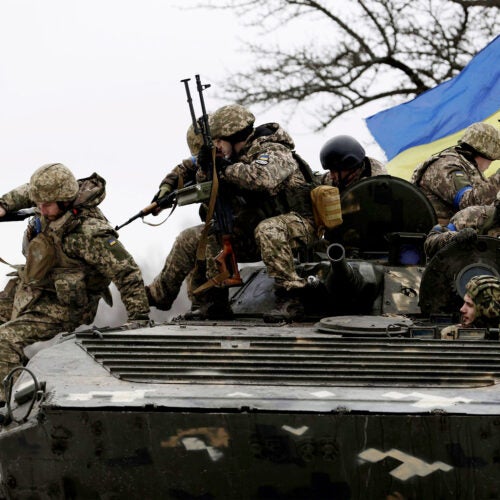 Soldados ucranianos con un tanque.